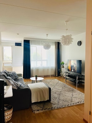 Appartamento Classic, vista città | Soggiorno | TV a schermo piatto 45 pollici con canali via cavo