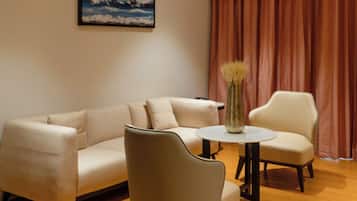 Een bureau, een laptopwerkplek, gratis wifi