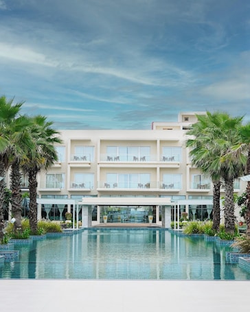 Front of property. Golden Sands - By The Bay Resorts