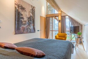 3 habitaciones, muebles diferentes y tabla de planchar con plancha