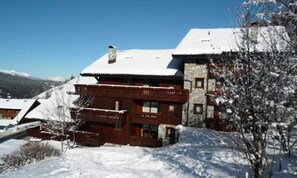 Exterior - Magnificent Ski-in/ski-out Apartment for 6 People (Les Allues)