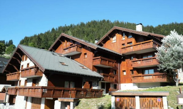 Exterior - Magnificent Ski-in/ski-out Apartment for 6 People (Les Allues)