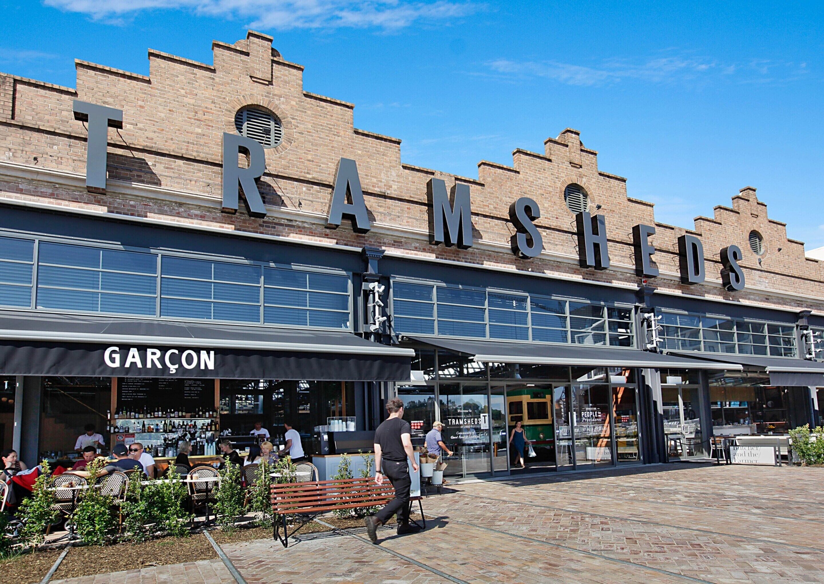 A building with the sign 'TRAMSHOS' and 'GARÇON' on the storefront.