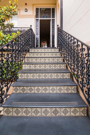 تفاصيل الفندق من الخارج