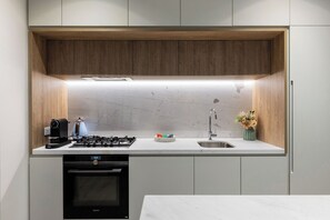 Réfrigérateur, micro-ondes, plaque de cuisson, lave-vaisselle