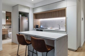 Fridge, microwave, stovetop, dishwasher
