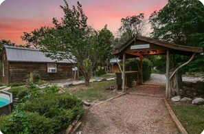 المنطقة المحيطة بالمنشأة