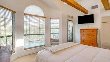 4 bedrooms, iron/ironing board, internet, bed sheets