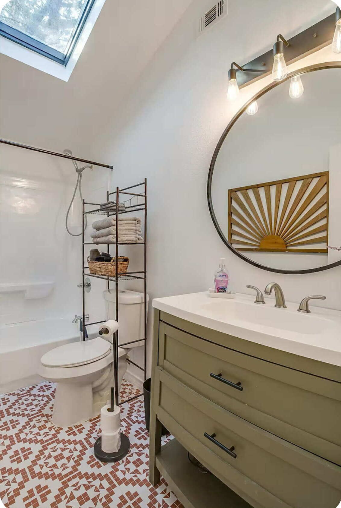 Sèche-cheveux, serviettes fournies, savon, papier toilette