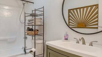 SĂšche-cheveux, serviettes fournies, savon, papier toilette