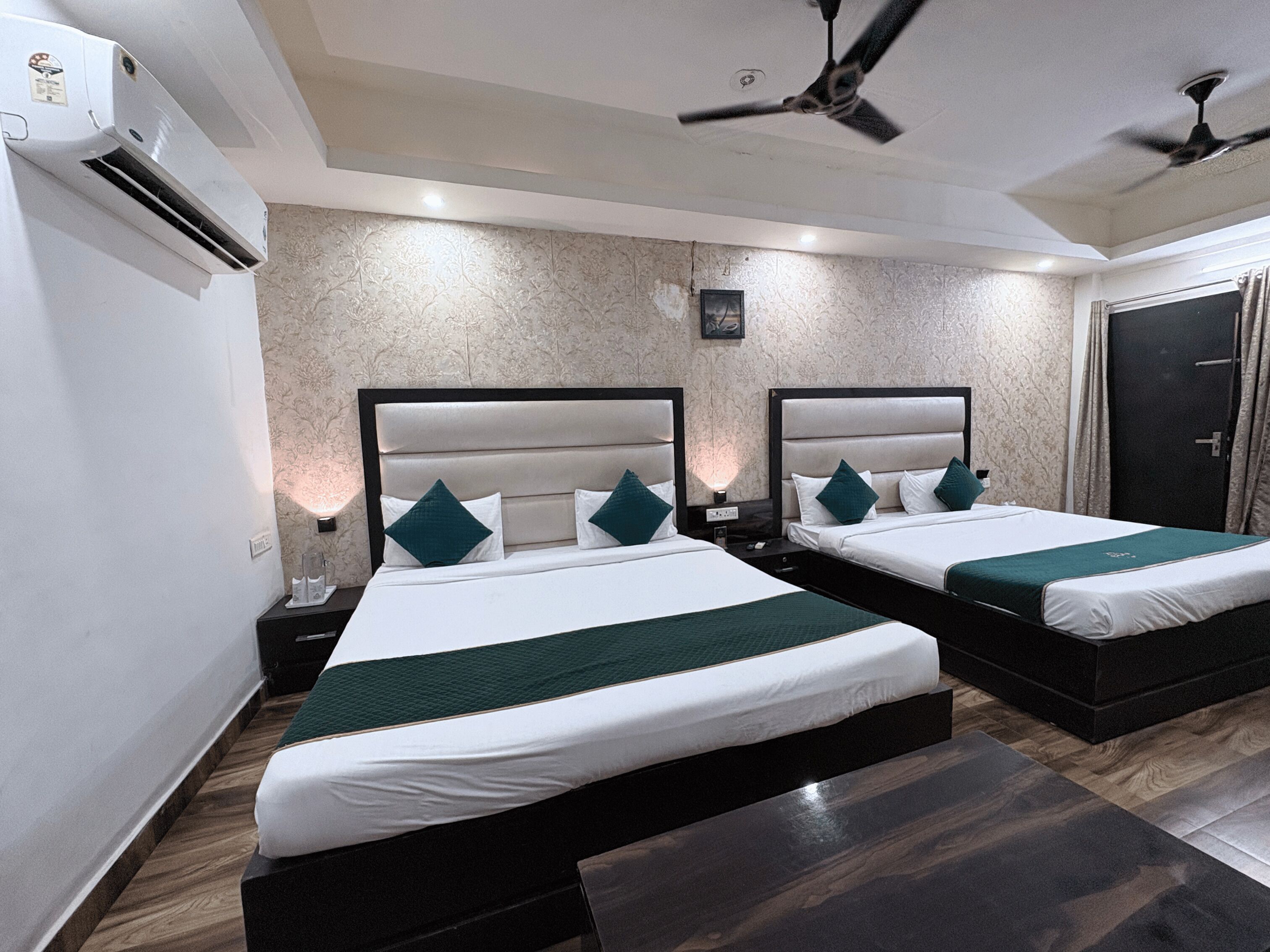 Espacio para trabajar con laptop, wifi gratis y ropa de cama 