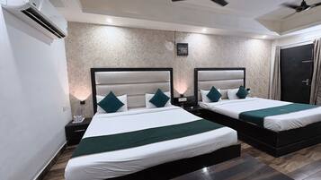 Familienzimmer | Laptopgeeigneter Arbeitsplatz, kostenloses WLAN, Bettwäsche