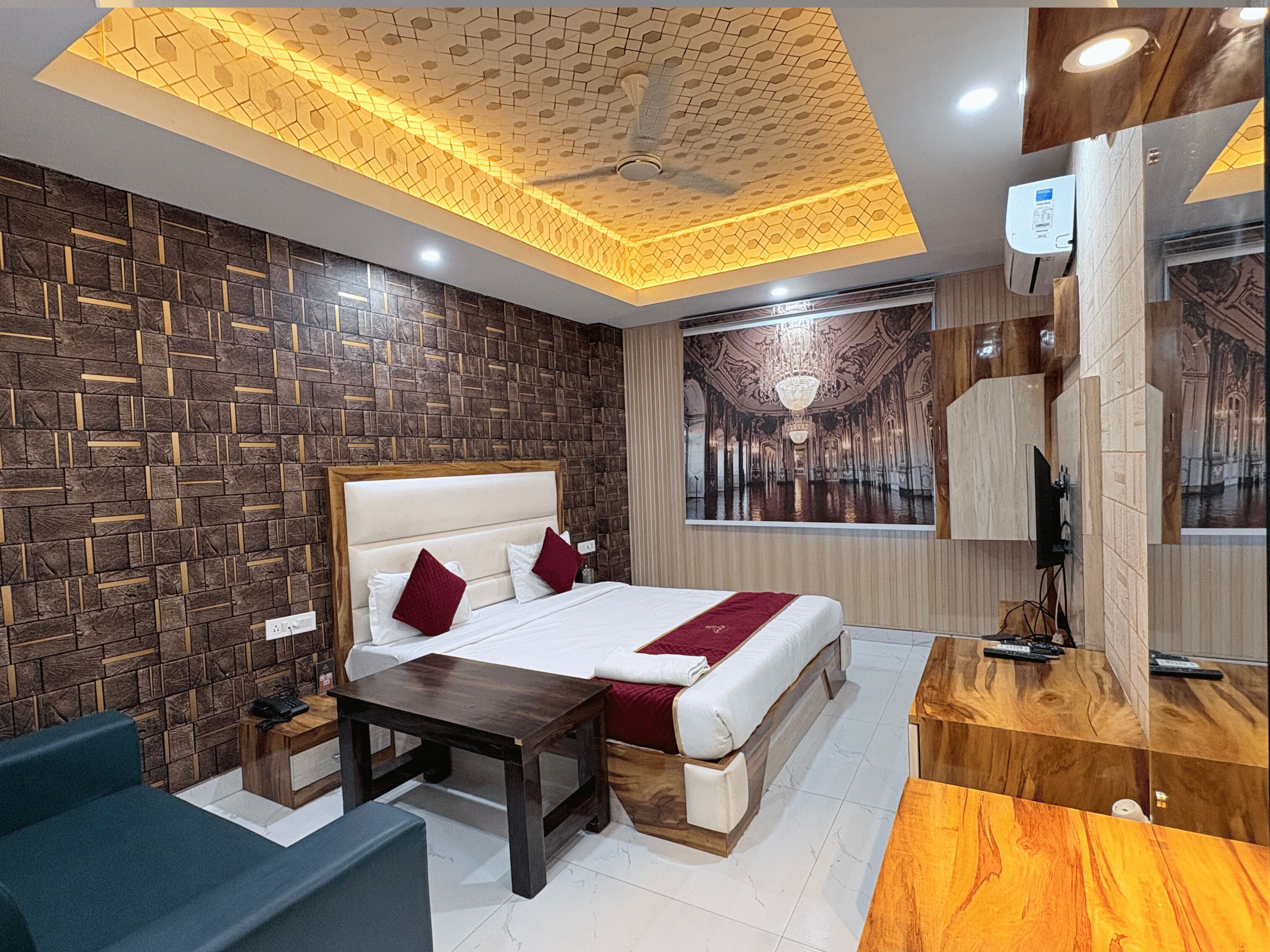 Laptop workspace, free WiFi, bed sheets