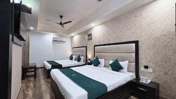 Family Room | Laptop workspace, soundproofing, free WiFi, bed sheets