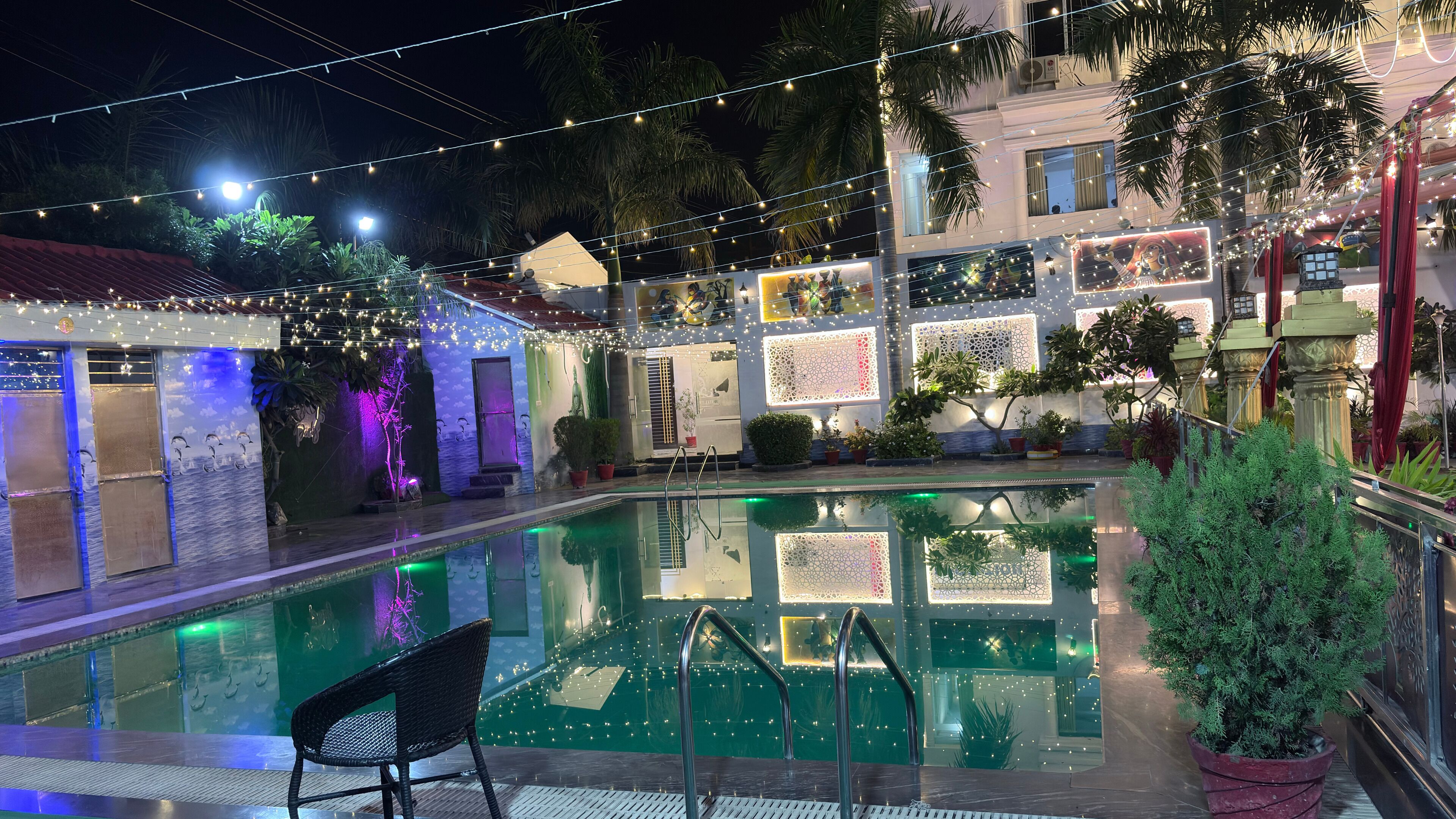 Una piscina al aire libre