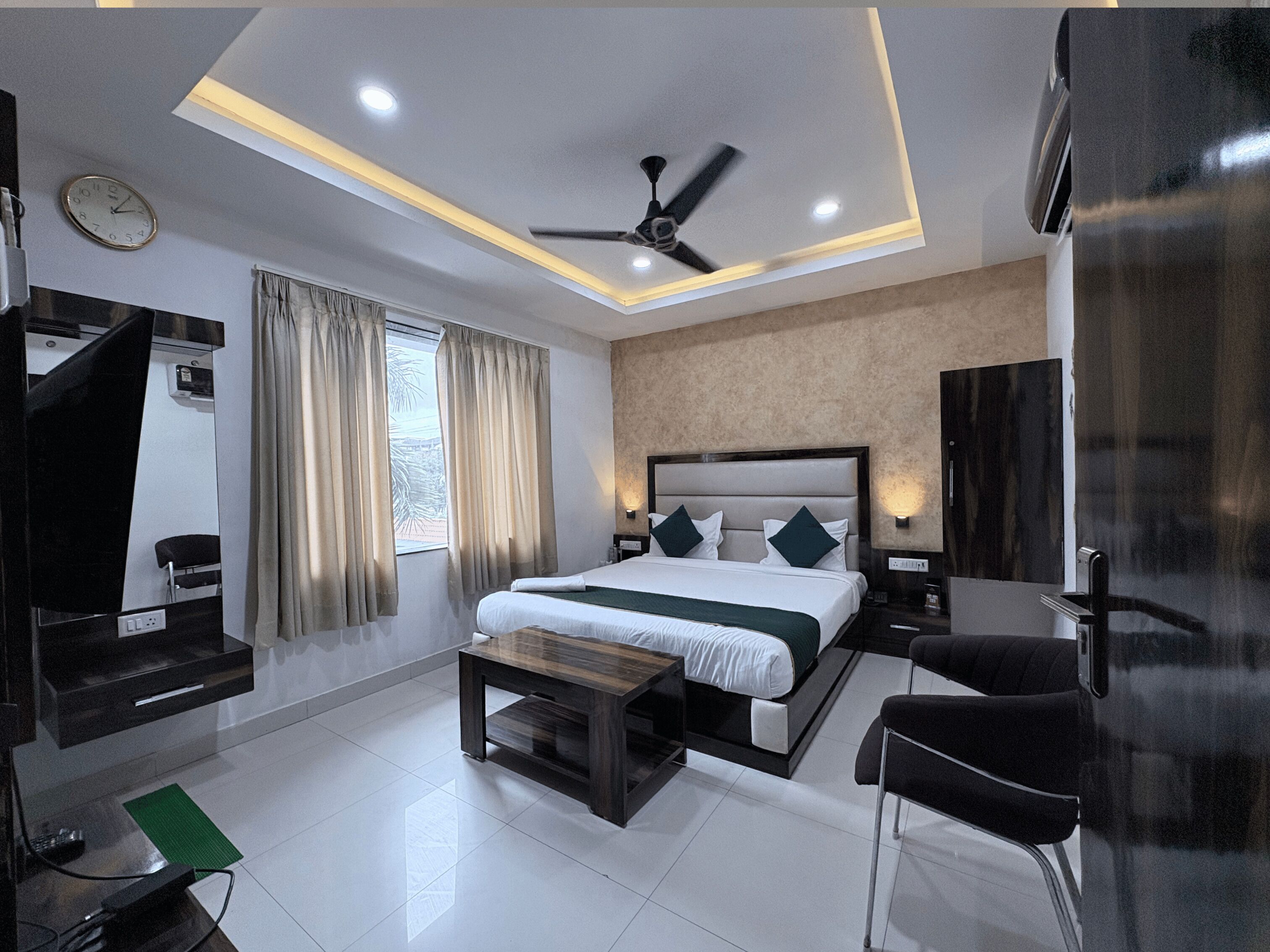 Laptop workspace, free WiFi, bed sheets