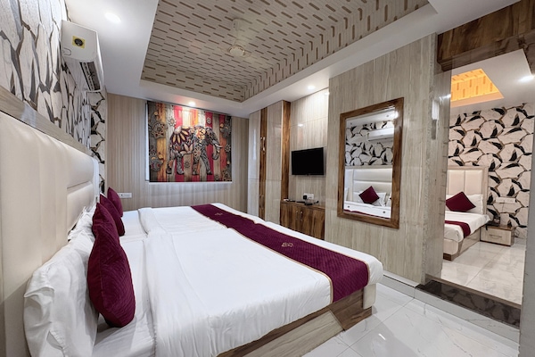 Kamar Quadruple | Ruang kerja ramah laptop, kedap suara, Wi-Fi gratis, dan seprai linen