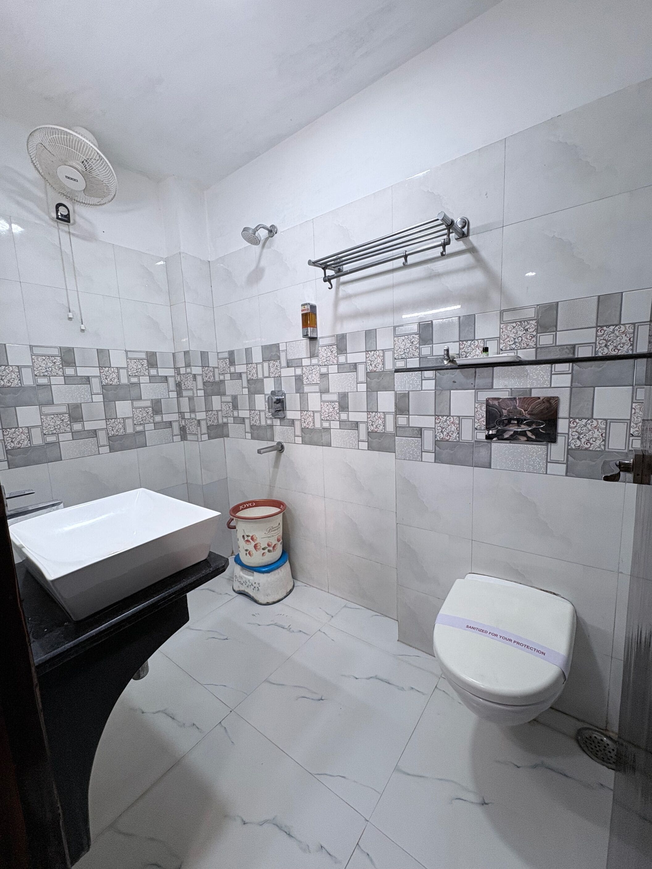 Executive tweepersoonskamer | Badkamer | Een douche, een hydromassagedouche, pantoffels, handdoeken