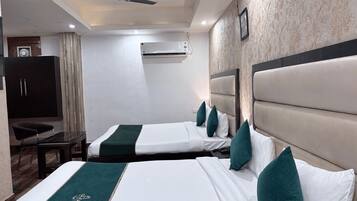 Family Room | Laptop workspace, free WiFi, bed sheets