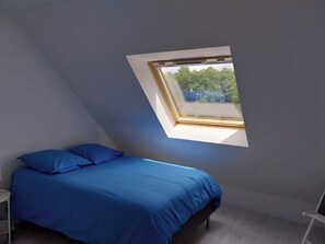 Iron/ironing board, Internet, bed sheets