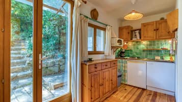 Coffee/tea maker, fridge, microwave, stovetop