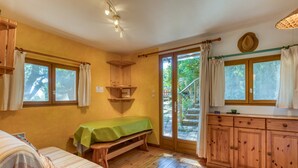A room with a bed, a bench, a wooden cabinet, and a window with curtains. - Gite du bas – in La Rouquette, a charming little hamlet (Saint-Privat)