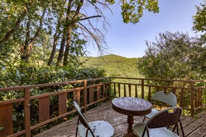 Outdoor dining - Gite du bas – in La Rouquette, a charming little hamlet (Saint-Privat)