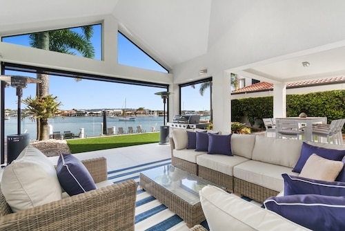 Amazing Canal House With Private Jetty, Gym & Pool