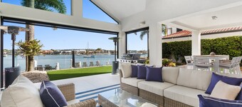 Amazing Canal House With Private Jetty, Gym & Pool