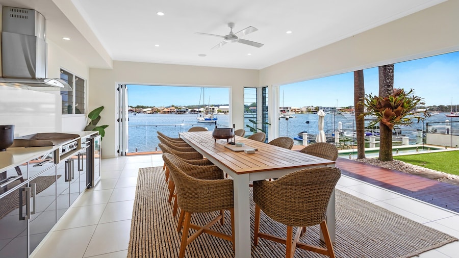 Amazing Canal House With Private Jetty, Gym & Pool