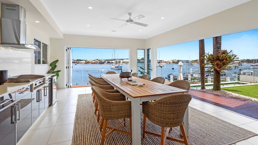 Amazing Canal House With Private Jetty, Gym & Pool