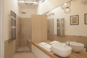 Ducha, bañera de hidromasaje, secador de pelo, bidet
