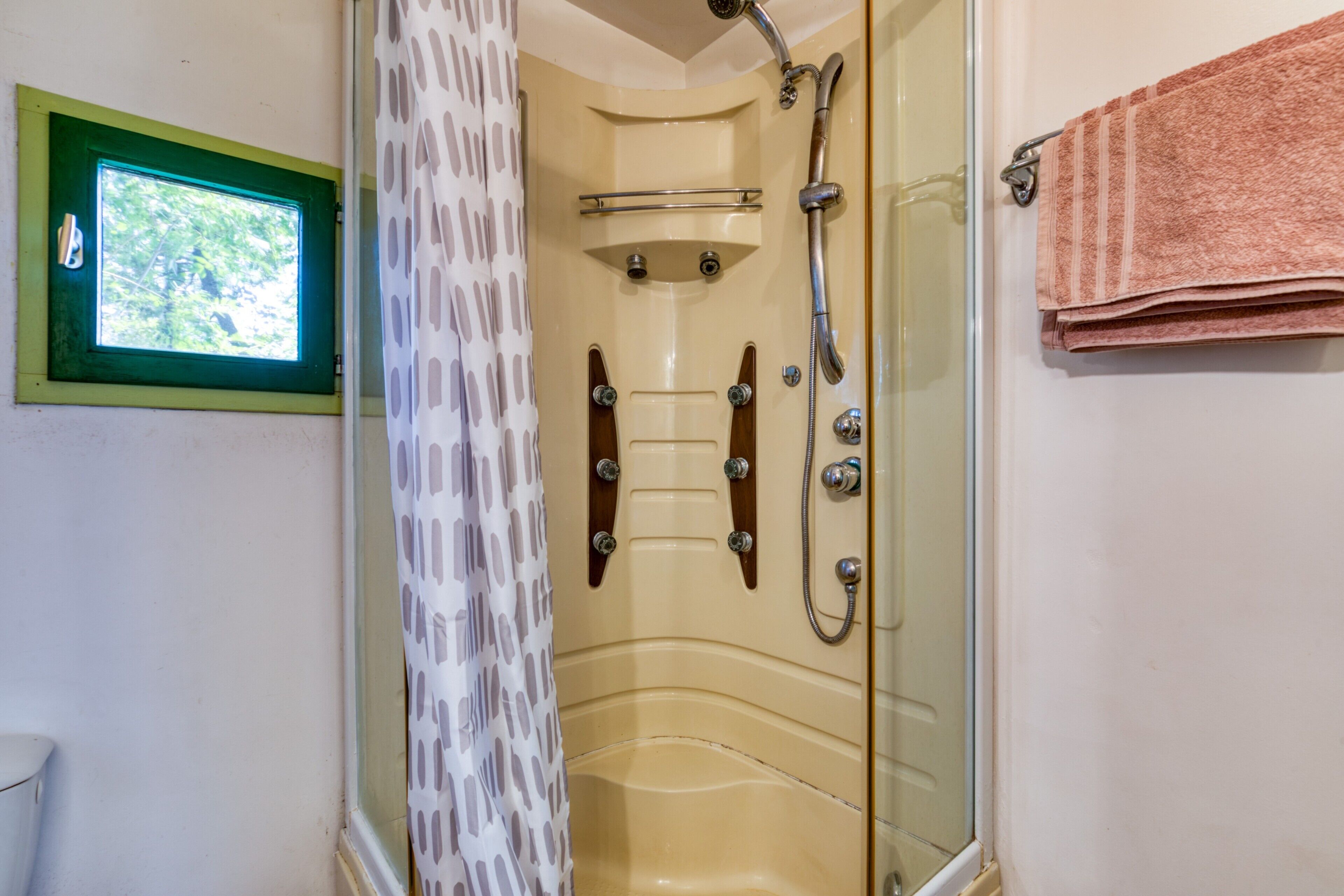 Shower, free toiletries, towels