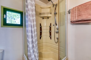 Shower, free toiletries, towels - Gite du haut – in La Rouquette, a charming little hamlet (Saint-Privat)