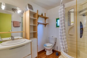 Douche, articles de toilette (gratuits), serviettes fournies