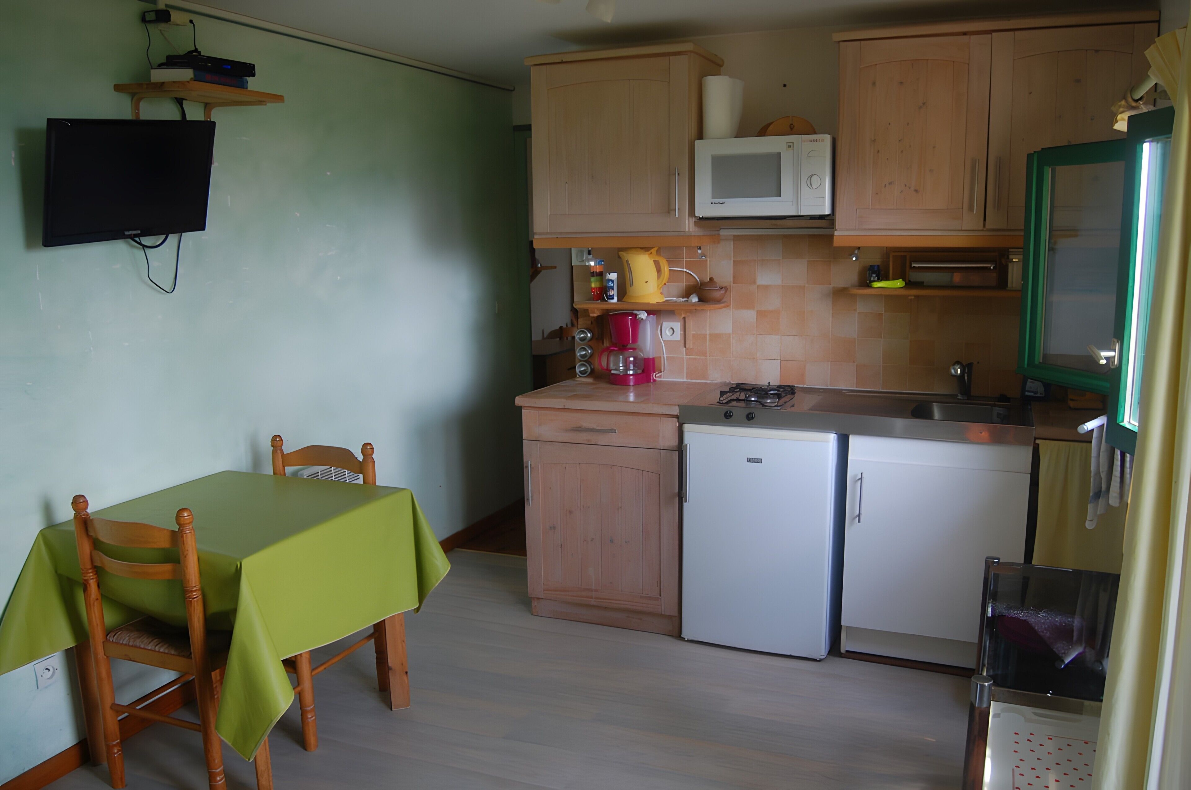 Réfrigérateur, micro-ondes, plaque de cuisson, cafetière/bouilloire