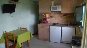 Refrigerador, microondas, parrilla de estufa y cafetera y tetera