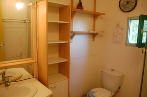 Douche, articles de toilette gratuits, serviettes fournies