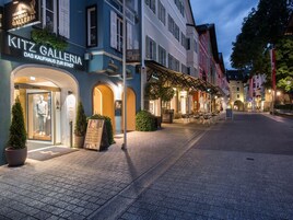 Straßenansicht eines Boutique-Hotels, links befindet sich ein Geschäft namens 'Kitz Galleria'.