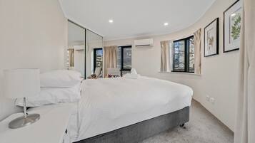 Căn hộ | 2 phòng ngủ, khu vực làm việc phù hợp cho laptop