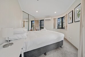 Căn hộ | 2 phòng ngủ, khu vực làm việc phù hợp cho laptop