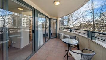 Apartment | Outdoor dining