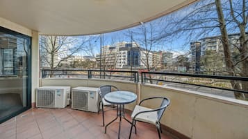 Apartment | Outdoor dining