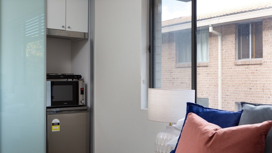 Bright Studio Steps From Westmead Hospital