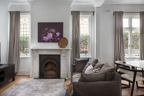 Living room - Elegant 3-bed Heritage House With Swimming Pool (Sydney)