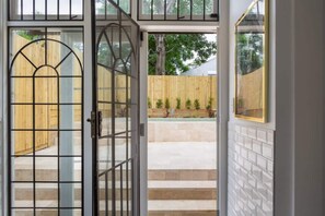 Apartment | Pool - Elegant 3-bed Heritage House With Swimming Pool (Sydney)