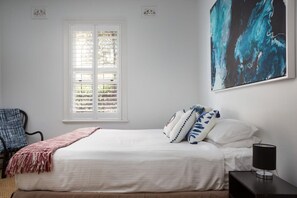 3 bedrooms, laptop workspace, iron/ironing board, bed sheets - Elegant 3-bed Heritage House With Swimming Pool (Sydney)