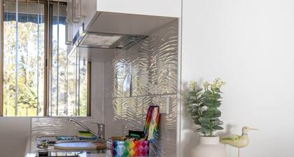 Seafront Getaway Studio, Great Location With Pool