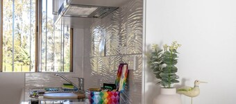 Seafront Getaway Studio, Great Location With Pool