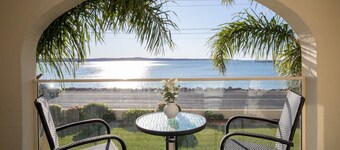 Seafront Getaway Studio, Great Location With Pool